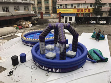 Hombre pasado que coloca los juegos interactivos inflables, juego al aire libre púrpura de Wrecking Ball del equipo del patio