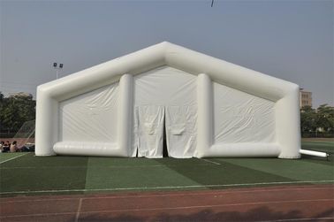 La tienda inflable romántica para casarse la decoración, cubre con una cúpula la tienda blanca al aire libre del partido