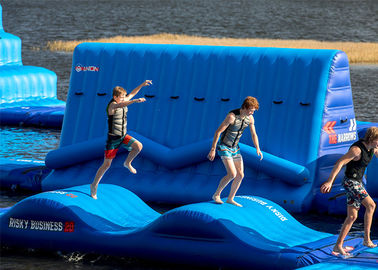 parques inflables gigantes del agua de la lona del PVC de 0.9m m Platón, parque del deporte de la aguamarina de la isla de la onda 65 porciones