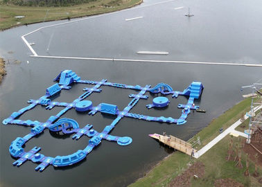 parques inflables gigantes del agua de la lona del PVC de 0.9m m Platón, parque del deporte de la aguamarina de la isla de la onda 65 porciones